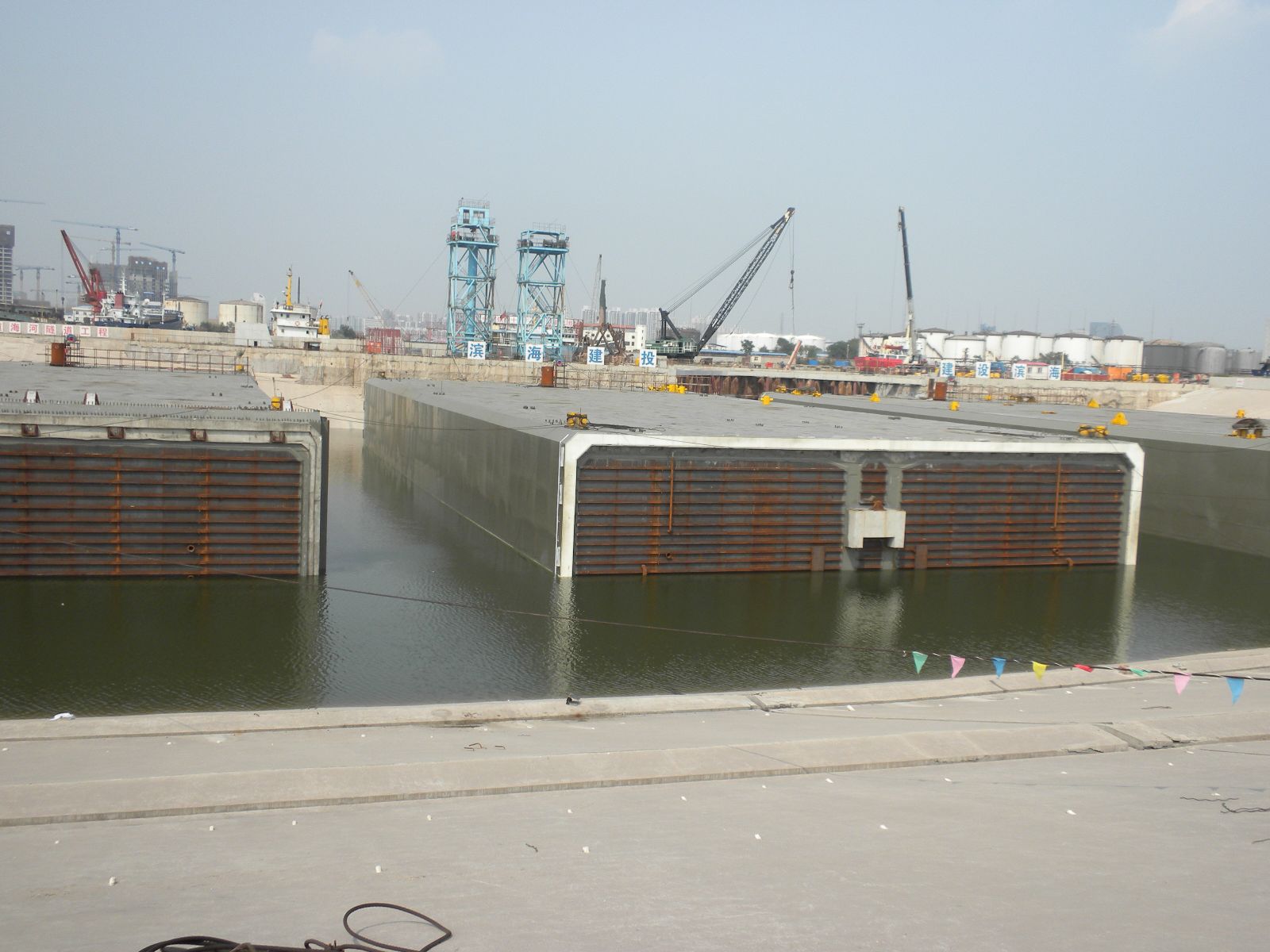 沉管水底建筑隧道防水涂料施工选择<i style='color:red'>鲁蒙喷涂聚脲防水涂料</i>